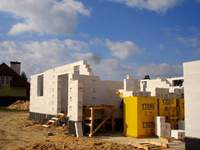 Garaż przygotowany na przyjęcie stropu.