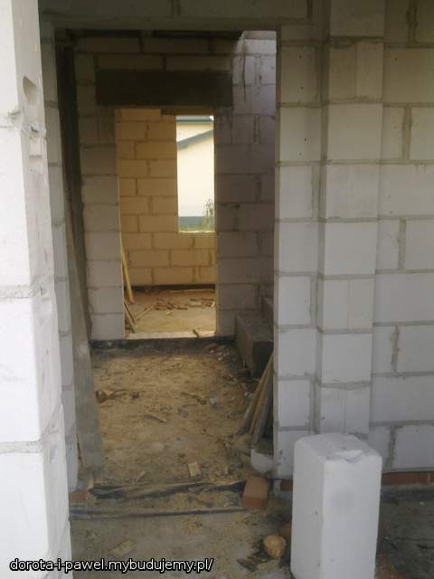 za drzwiami wejściowymi...