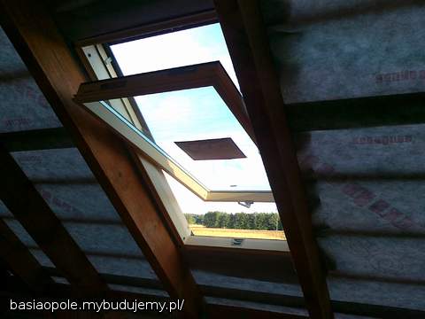 Pierwsze okno na poddaszu.