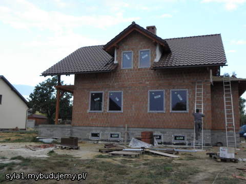 Dom w stanie zamkniętym okna drzwi i dach gotowy