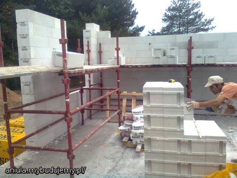 Sciany powoli idą do gory