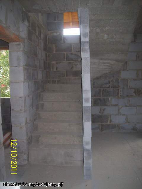 schody są betonowe zabiegowe, ścianka być może będzie w tym miejscu na razie to tylko luźno ustawione pustaki.