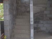 schody są betonowe zabiegowe, ścianka być może będzie w tym miejscu na razie to tylko luźno ustawione pustaki.