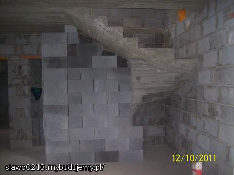 te zakreślone pustaki być może nie będą wmurowane,skróci się ciut ścianka ale może będzie to ładniejsze i odsłoni drzwi do pokoju