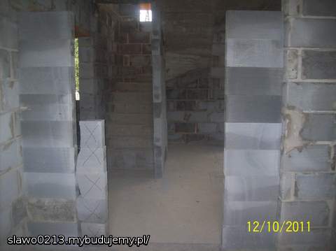 ściankę która jest w projekcie w wiatrołapie przesunęliśmy bardziej do przodu, zamontujemy tutaj duże szerokie drewniane drzwi dwuskrzydłowe przeszklone aby dawały dużo światła tych zakreślonych pustaków tez nie będzie.