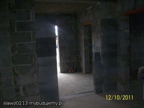 będzie duży wygodny wiatrołap miejsca będzie sporo na wieszak i na lustro oraz jakąś szafę lub inny mebel