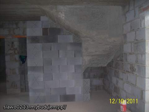 dziura między schodami będzie zabudowana rigipsem jak również schody od dołu  tak jak jest to zamalowane na tym zdjęciu :)  tych zakreślonych pustaków może nie będzie ale jeszcze nie wiemy może zostaną:)?!