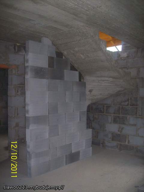 górna cześć schodów będzie w salonie widoczna ale jak się ładnie obrobi rigipsem to będzie ładnie wstawimy sobie jakąś lampkę lub mały mebelek albo drewnianego kota lub słonia takiego dużego dla ozdoby będzie kolejny do kolekcji:)!