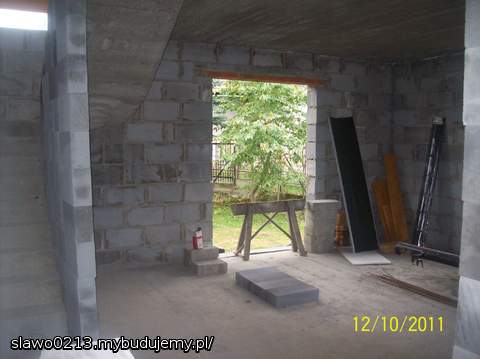 mieliśmy robić ścianę tak aby zasłoniła schody a pod schodami miał być schowek ale wolimy większy salon. Ściana przy schodach będzie wyklejona kamieniem a na niej powiesimy telewizor pod nim postawimy ładną drewnianą komodę