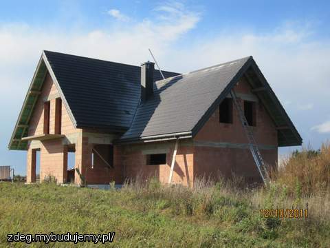 Garaż strona od ogrodu. Nasza Finezja Gl41 jest po wielu zmianach i rożni się od oryginalnego projektu. Uzunęliśmy lukarny, wykusz ma inny ksztalt. Zlikwidowaliśmy nad nim balkon. Częć tarasu - zosała wchlonięta przez dom. Okna połaciowe 6 sztuk(wstawimy dopiero na wiosnę).