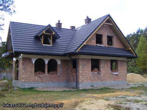 projekt po wielu zmianach,wazniejsze to drewniany strop i co za tym idzie balkon (jak w starych domach)
drewniany ganek(bedzie wygladal jak w starych domach),salon powiekszony o okolo 1m, boczne daszki ulegly zmianie  bo dzialka znajduje sie na ponidziu a nie w gorach...