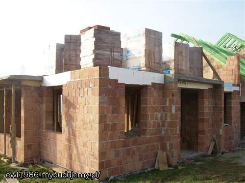 i w górę (lewa strona zabudowy bliźniaczej - nasza)