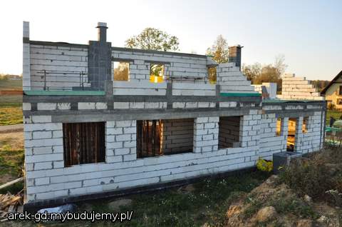 Czas zacząć stawiać dach. Koszt postawienia konstrukcji 18zł za metr, Powierzchnia dachu ok 250 metrów.