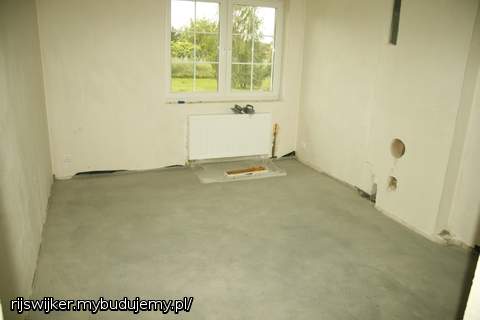 sypialnia Kewina za salonem,komin(zabudowa) pokiereszowany miedzy innymi trzeba bylo upchnac licznik wody ogrodowej