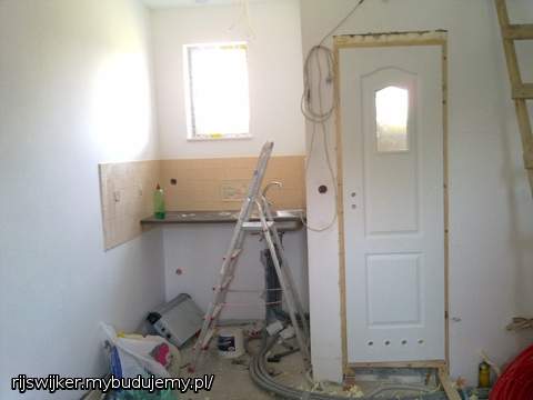 garaz,aneks kuchenny i obok prysznic z kibelkiem