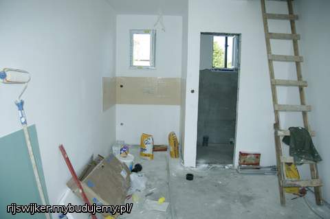 garaz,widoczna drabina na gore,tam znajduje sie sypialnia tego studia z garazu