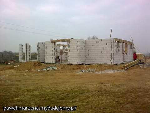 ściana w wieżyczką