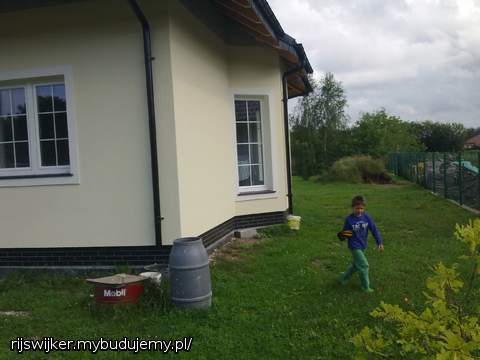 tu bedzie biegl wjazd do garazu z tylu domu