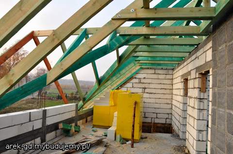 Solidna robota cieśli, Mogę polecić. 4500 zł za dach 256 metrów.