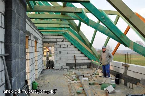 Ściana kolankowa podniesiona o jeden pustak, ciągle nie wiem czy nie za mało. Ale wtedy okno się mocno podnosi...