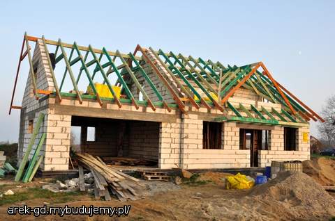 Cieśla zakończył pracę. Za tydzień wrócą, odeskują i nałożą papę..