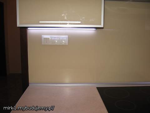 niestety przy dokręcaniu włączników pękł lakobel