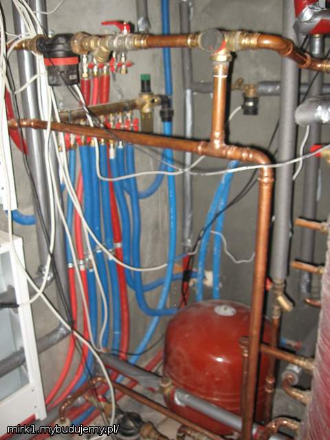 dżungla rurek, przewodów, pomp, wszystko wykonane według mojego pomysłu i projektu, rękoma dwóch fachowców, jednej z lepszych ekip jakie miałem okazję gościć na budowie