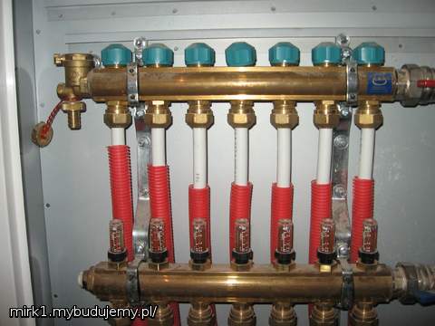 rozdzielacz do podłogówki na parterze, jeszcze nie uzbrojony w siłowniki, ale już wkrótce będą zamontowane termostaty i będzie można regulować temperaturę niezależnie w każdym pomieszczeniu