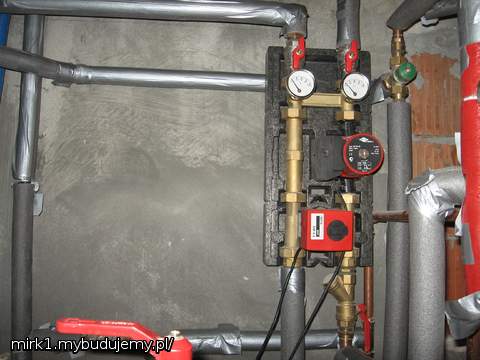 grupa pompowo-mieszająca, temperatura podłogi regulowana w funkcji temperatury zewnętrznej, pompa zasila dwa rozdzielacze do podłogówki