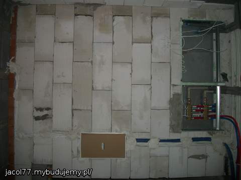 Skrzynki  w garażu na grzejniki, podłogówke i  elektryczna