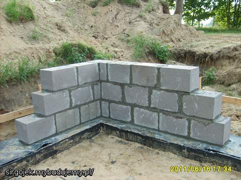 pierwszy naroznik i gratulacje dla majstra - a jak tak sie tej budowy obawialem bo na dystans to zaduzo nie mzozna samemu posprawdzac - ojciec to prowadzi w polsce i dzieki temu wszystko jako s idzie do przodu.