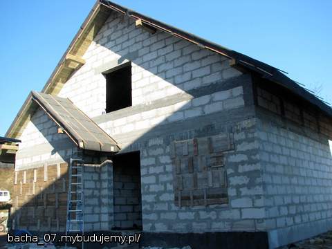 zrobiony daszek nad garażem