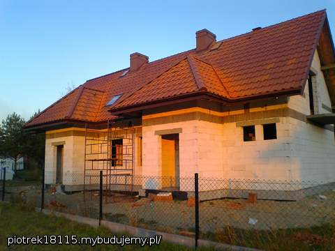 dachówka ceramiczna w kolorze brąz (niestety miejscami zakurzona pyłem po cięciu)