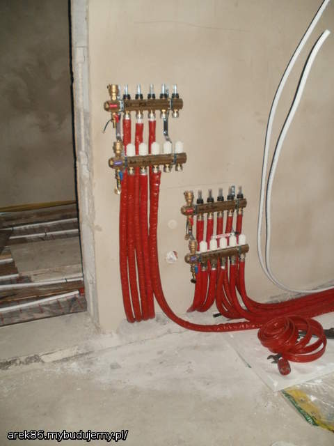 rozdzielacze w kotlowni:) niestety nie bylo w hurtowni niebieskiej izolacj i;/