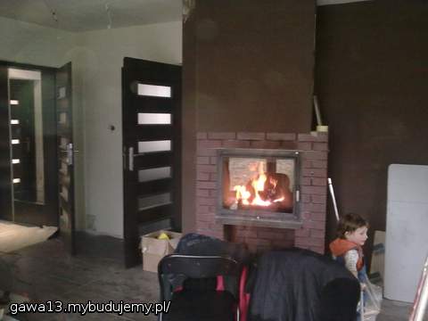 Pali się, a ciepełko rozchodzi się po całym domku :) Jest b.przytulnie .........tylko wszędzie jeszcze kurz