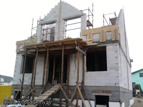 Widok od tyłu taras i u góry balkon.