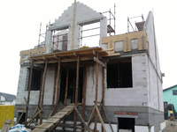 Widok od tyłu taras i u góry balkon.