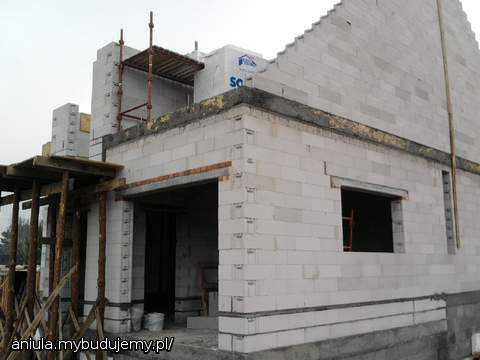 Przód podjazd do garażu.