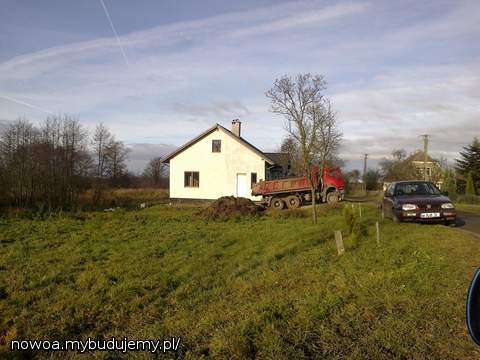 Wolne równanie terenu dookoła domu, wewnątrz elektryka