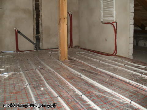 lazienka na poddaszu (ogrzewanie podlogowe+kaloryfer)