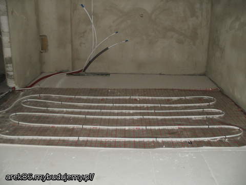 garaz:)ogrzewanie podlogowe w tym miejscu moze  wydawac sie niezbyt dobrym rozwiazaniem,ale zrobione zostalo tak pod bojler thermo solar 300L ktory bedzie tam stal pionowo :)
