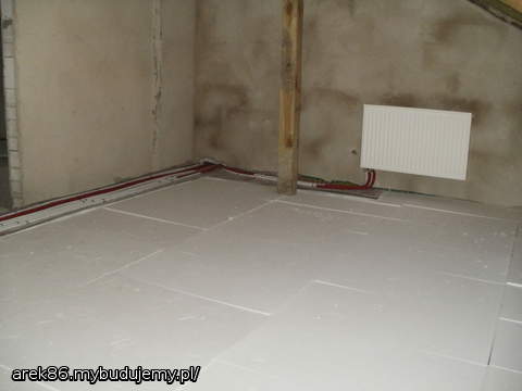 sypialnia na poddaszu (jeden z dwoch kaloryferow w tym pomieszczeniu)