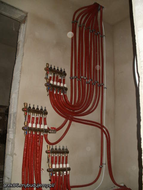 rozdzielacze w kotlowni gotowe:) w oczekiwaniu na piec:) (gorny-kaloryfery na poddaszu, srodkowy-ogrzewanie podlogowe,dolny-kaloryfery na parterze)