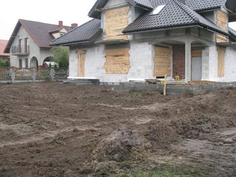 Podwyższenie terenu działki - 4,5 godziny pracy fadromy ;) opłacało się