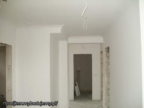 Parter po gladziach i podwieszanych sufitach-przedpokoj