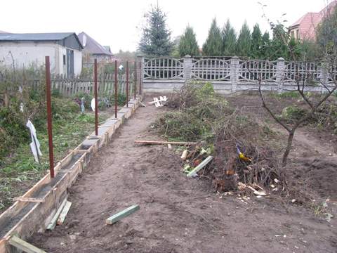 Pierwsze słupki ogrodzenia - ciężka praca m.in. inwestorki :)