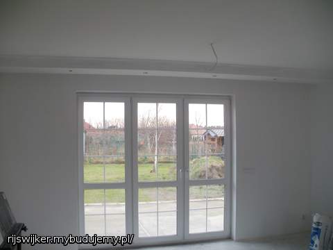 parter po gladziach-salon,zabudowa z ledowym oswietleniem(ma byc zarazem zaslonieciem szyn zaluzji pionowych).