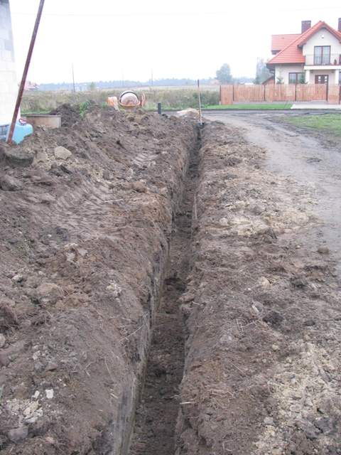 Dołek przygotowany na kolejne słupki