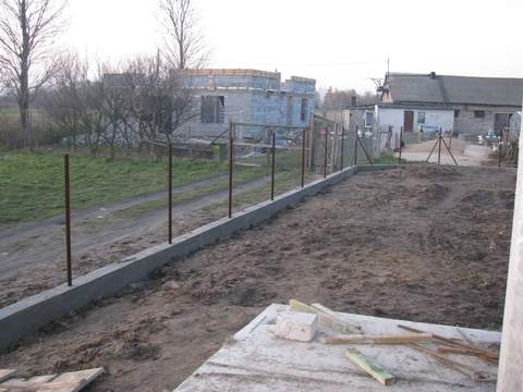 Słupki stoją - jeszcze tylko pomalować i...