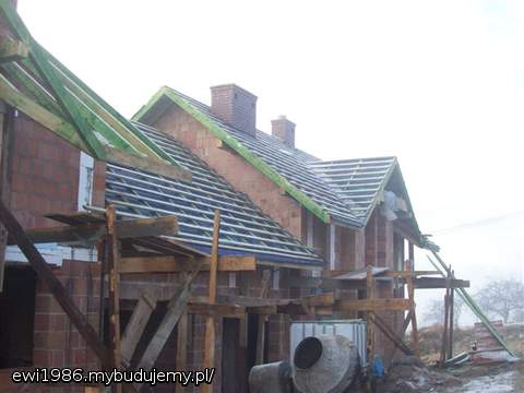 powolutku prace nad dachem idą do przodu